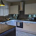 Modernised 4 Bedroom Property Close To City Centre, Harehills Lane