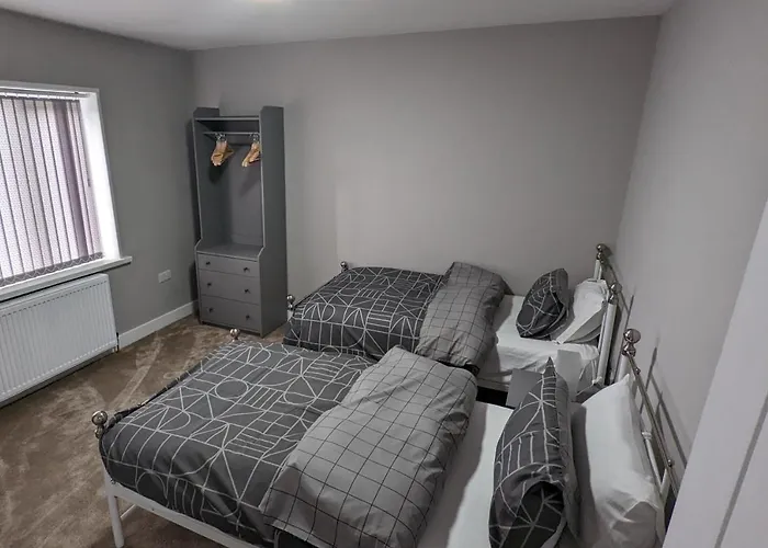 Modernised 4 Bedroom Property Close To City Centre, Harehills Lane