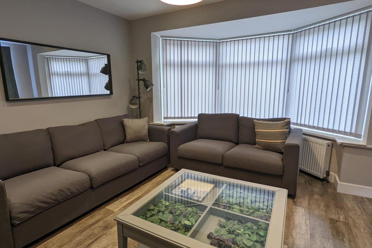 Modernised 4 Bedroom Close To Centre, Harehills Lane Apartment