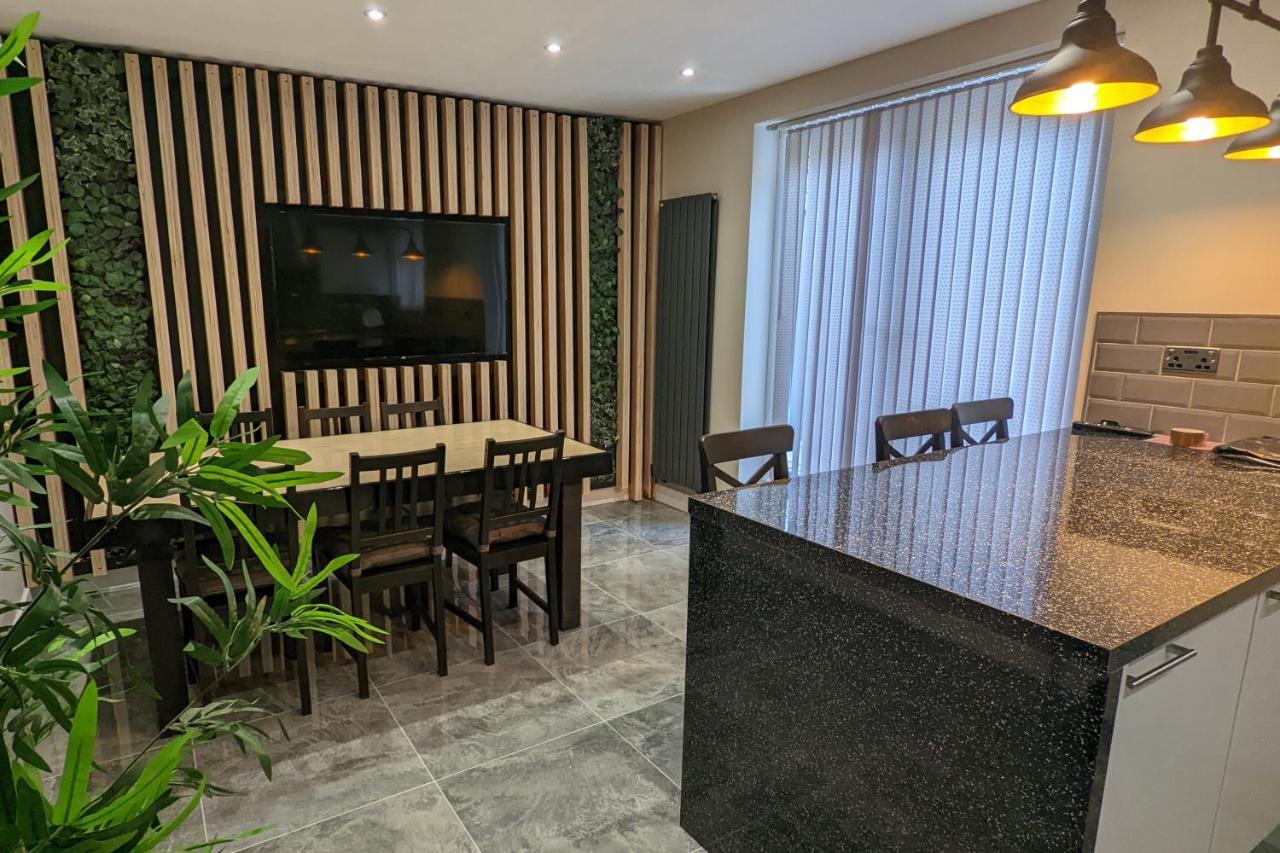 Modernised 4 Bedroom Close To Centre, Harehills Lane Apartment *