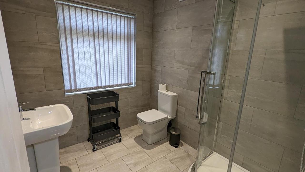 Modernised 4 Bedroom Close To Centre, Harehills Lane Apartment *