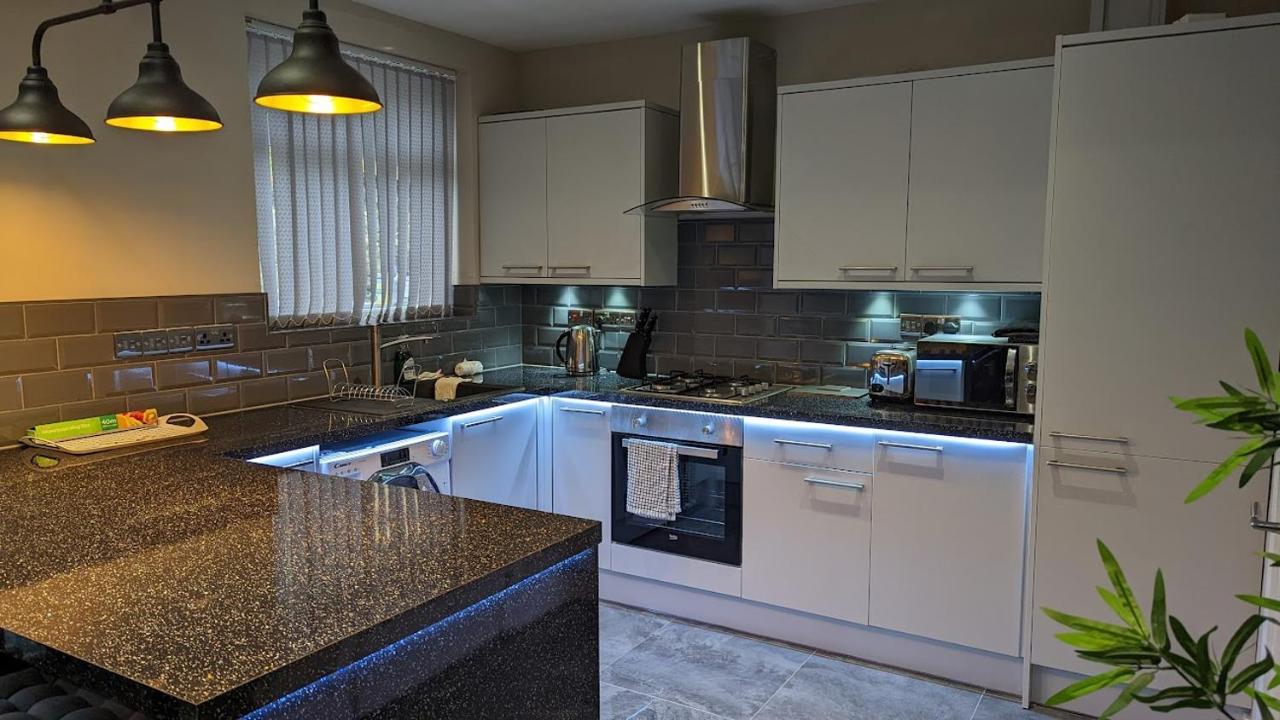 Apartment Modernised 4 Bedroom Close To Centre, Harehills Lane